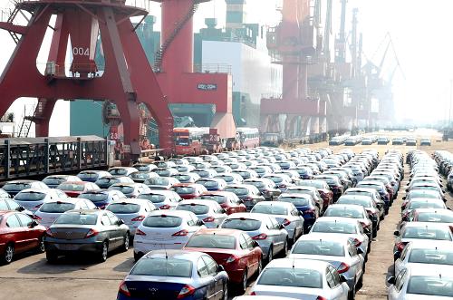 9月17日,大批國產(chǎn)轎車、吉普車在江蘇連云港港口碼頭,等待裝船出口至俄羅斯。據(jù)悉,這批從連云港港口裝船出口俄羅斯的奇瑞轎車和吉普車,共計880余輛。近年來,連云港港口積極打造出口車輛服務(wù)品牌,在通關(guān)、檢驗等環(huán)節(jié)上積極協(xié)調(diào),縮短貨物集港時間,為客戶降低物流成本,出口車輛數(shù)量持續(xù)增長。新華社發(fā)(王春 攝)