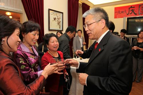 中國駐丹麥大使館舉行國慶招待會(huì)。9月26日,在位于丹麥?zhǔn)锥几绫竟闹袊笫桂^,中國駐丹麥大使謝杭生(右)在國慶招待會(huì)上和來賓交談。當(dāng)日,中國駐丹麥大使館舉行國慶招待會(huì),慶祝中華人民共和國成立61周年。旅丹華僑、華人、留學(xué)生、中資機(jī)構(gòu)代表等數(shù)百人出席了招待會(huì)。新華社發(fā)(林淼 攝)