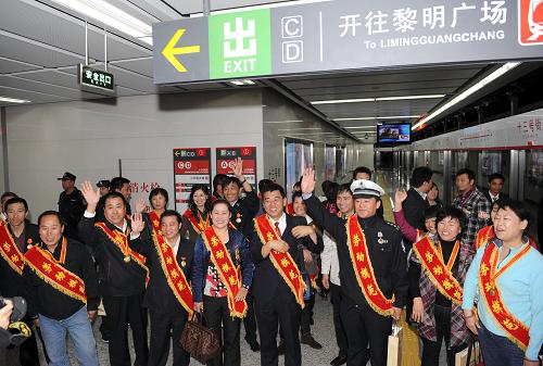 9月27日,沈陽市的二十余位勞模率先乘坐地鐵。新華社記者 李鋼 攝