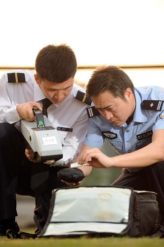 9月27日,在南方航空??谶\(yùn)輸保障基地,空中警察在演練中使用爆炸物探測(cè)裝置。新華社發(fā)(徐勤濤 攝)