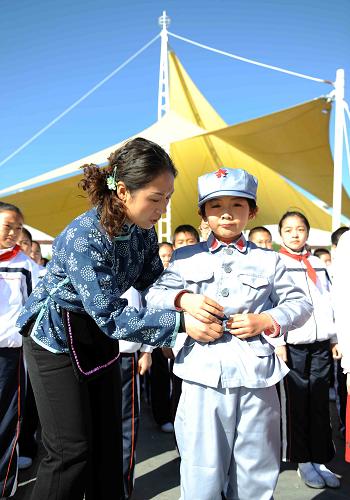 9月28日,來自赤峰市實驗小學(xué)的二年級學(xué)生潘曉(右)與老師共同演出《紅星歌》。當(dāng)日,由內(nèi)蒙古赤峰市紅山區(qū)教育局主辦的“愛我中華、愛我紅山”迎國慶萬人紅歌演唱會在紅山區(qū)中小學(xué)舉行,來自赤峰市19所中小學(xué)的10000多名師生同臺演出,喜迎國慶節(jié)。新華社記者 張領(lǐng) 攝