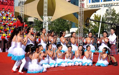9月28日,來自赤峰市回民實驗小學(xué)的師生共同演出《每當(dāng)我走過老師窗前》。新華社記者 張領(lǐng) 攝