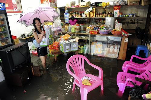 10月5日,海南瓊海市一戶人家在轉(zhuǎn)移店鋪里遭雨水浸泡的貨物。新華社發(fā)(蒙鐘德 攝)