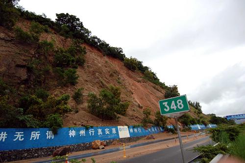 10月5日,海南西線高速348公里處的滑坡現(xiàn)場(chǎng)。當(dāng)日上午,海南西線高速??谕齺喎较?48公里路段發(fā)生一處山體滑坡,大塊土石不斷落下,相關(guān)部門對(duì)該路段采取封閉措施。新華社記者 侯建森 攝