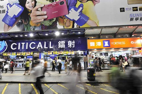 10月5日,市民和游客在香港旺角購(gòu)物區(qū)逛街。新華社記者 黃曉勇 攝