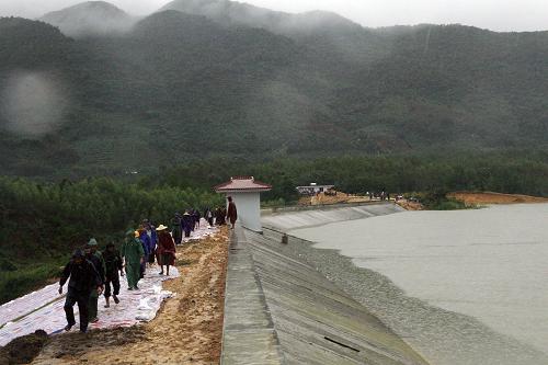 10月17日,在海南省陵水黎族自治縣,人們在萬州嶺水庫緊急排險現(xiàn)場緊張工作。新華社記者 鄭瑋娜 攝