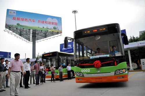 10月18日,一輛投入運(yùn)營(yíng)的純電動(dòng)公交車開(kāi)出廣西南寧市竹溪立交電動(dòng)汽車充電站。當(dāng)日,廣西首座電動(dòng)汽車充電站投入運(yùn)行暨首批新能源汽車示范運(yùn)營(yíng)發(fā)車儀式在南寧市舉行,該市竹溪立交電動(dòng)汽車充電站正式投入運(yùn)行,4輛純電動(dòng)公交車試運(yùn)營(yíng)。新華社發(fā)(陸波岸 攝)