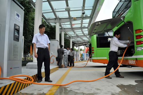 10月18日,在廣西南寧市竹溪立交電動(dòng)汽車充電站,工作人員為一輛準(zhǔn)備投入運(yùn)營(yíng)的純電動(dòng)公交車充電。 新華社發(fā)(陸波岸 攝)