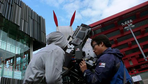 工作人員正在中國館前調(diào)試3D立體攝像機(jī)(10月27日攝)。隨著2010年上海世博會完美謝幕,世博會3D立體電影也拍攝完成。授權(quán)負(fù)責(zé)該項(xiàng)目拍攝的北京東方全景公司對世博園區(qū)景觀、各國自建館及部分企業(yè)館、租賃館進(jìn)行影像“復(fù)制”。這是國內(nèi)首次使用高清立體影像方式對重大活動做全程記錄。在緊張的后期制作完成后,觀眾可通過立體影片身臨其境地“再游”世博園,實(shí)現(xiàn)“阿凡達(dá)”式的3D漫步。新華社記者 楊磊 攝
