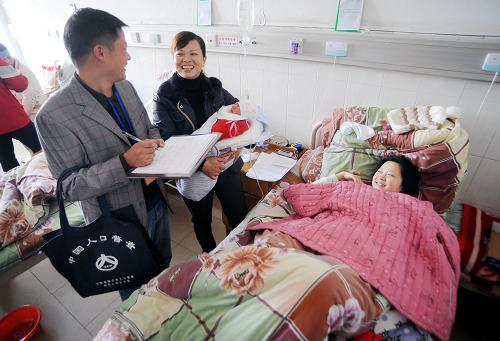 11月1日,江西省宜春市袁州區(qū)鳳凰街道人口普查員在轄區(qū)醫(yī)院為社區(qū)新生兒家庭做普查登記。當(dāng)日,第六次全國(guó)人口普查全面展開(kāi),全國(guó)600多萬(wàn)名普查員和普查指導(dǎo)員將走進(jìn)4億多戶(hù)住戶(hù),查清查實(shí)全國(guó)人口狀況。新華社發(fā)(劉繼剛 攝)