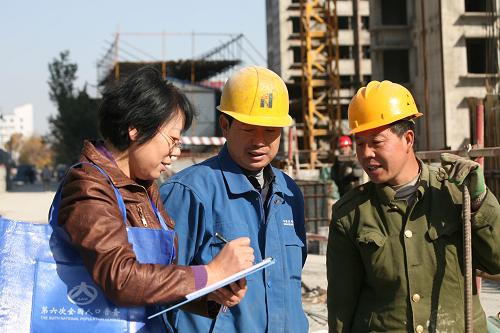 11月1日,天津市寧河縣蘆臺(tái)鎮(zhèn)人口普查員深入施工工地進(jìn)行外來(lái)人口登記。 新華社發(fā)(任麗華 攝)