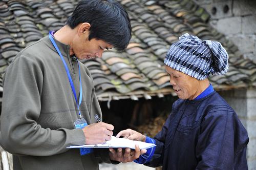 11月1日,在與越南毗鄰的廣西靖西縣龍邦鎮(zhèn)其龍村,普查員在壯族群眾家中進(jìn)行查訪登記。 新華社發(fā)(趙京武 攝)