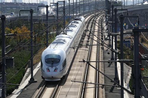 11月1日,運(yùn)行在濱海新區(qū)的京津城際列車。新華社記者 劉海峰 攝