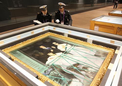 11月1日,上海海關(guān)的工作人員在查驗法國館展出的馬奈的名畫《陽臺》。當日,2010年上海世博會法國館展出的梵高的《阿爾的舞廳》、米勒的《晚鐘》和羅丹的雕塑《青銅時代》等法國國寶級藝術(shù)品,在經(jīng)過上海海關(guān)工作人員現(xiàn)場查驗后,即將啟程回國。世博會閉幕后,海關(guān)也將迎來世博物資出境的高峰期,上海海關(guān)通過上門查驗等方式,確保世博物資順利通關(guān)。新華社記者 邢廣利 攝