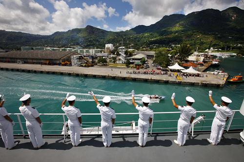11月1日,在塞舌爾首都維多利亞的碼頭,中國(guó)海軍“和平方舟”號(hào)醫(yī)院船官兵向歡送人群揮手致意。 新華社記者 查春明 攝