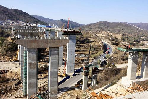 這是11月3日拍攝的正在建設(shè)中的山西太陽(yáng)高速公路盂縣管頭特大橋。山西太(原)陽(yáng)(泉)高速公路是國(guó)家高速公路網(wǎng)京昆高速(北京至昆明)的重要組成路段,是山西省第一條規(guī)范的六車道高速公路。公路全長(zhǎng)123公里,建設(shè)工期3年,建成后將有助于突破山西交通東出口“瓶頸”的制約,為山西在中部地區(qū)的崛起發(fā)揮重要作用。新華社發(fā)(程瑜 攝)