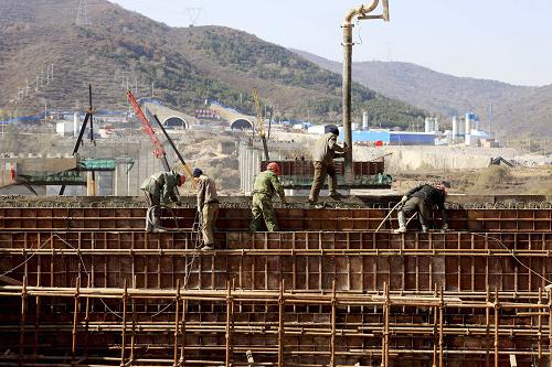 11月3日,在山西太陽(yáng)高速公路盂縣管頭特大橋施工現(xiàn)場(chǎng),工人們正在加緊施工。新華社發(fā)(程瑜 攝)