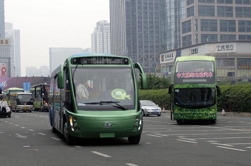 11月4日,參加巡游的電動車從深圳會展中心出發(fā)。當日,第二十五屆世界電動車大會暨展覽會在深圳舉行電動車巡游,向深圳市民展示、宣傳、推廣新能源汽車。巡游全長約55公里,共有55輛電動車參加了活動。第二十五屆世界電動車大會暨展覽會將于11月5日至9日在深圳會展中心舉行。新華社記者 覃海石 攝