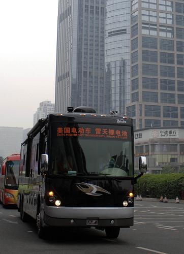 11月4日,參加巡游的電動車從深圳會展中心出發(fā)。當日,第二十五屆世界電動車大會暨展覽會在深圳舉行電動車巡游,向深圳市民展示、宣傳、推廣新能源汽車。巡游全長約55公里,共有55輛電動車參加了活動。第二十五屆世界電動車大會暨展覽會將于11月5日至9日在深圳會展中心舉行。新華社記者 覃海石 攝