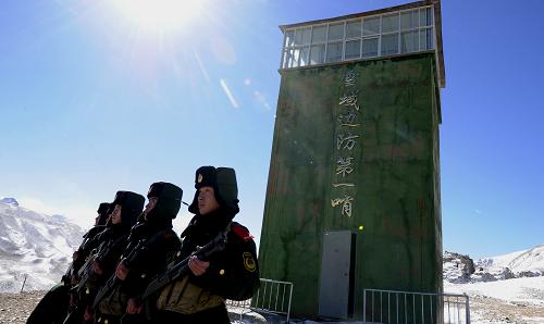 在喜馬拉雅山北麓、世界第六高峰卓奧友峰腳下,冰天雪地之中巍然聳立著“雪域邊防第一哨”,這是我國海拔最高的公安邊防工作站——蘭巴拉邊防工作站(10月31日攝)。連日來,普降在世界屋脊的雨雪使喜馬拉雅山變成了茫茫雪海,寒風刺骨。常年駐守在這一“生命禁區(qū)”里的西藏公安邊防官兵又迎來了嚴冬的艱苦日子。在地球之巔珠穆朗瑪峰腳下、在海拔5326米的“雪域邊防第一哨”、在西藏最大口岸友誼橋頭“國門第一哨”,西藏公安邊防一線官兵克服著常人難以忍受的高寒、缺氧和寂寞,以滿腔赤誠之心堅守在雪域邊陲,用青春、熱血甚至生命為祖國和人民站崗放哨,捍衛(wèi)著國家尊嚴,被邊境地區(qū)各族干部群眾稱為“共和國最可愛的人”。新華社記者 普布扎西 攝