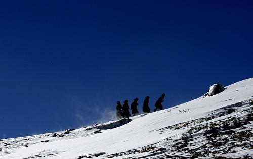 蘭巴拉邊防工作站的官兵在巡邏(10月31日攝)。2002年,在這個被當?shù)啬撩穹Q為“連旱獺都不能生存的地方”組建成立了蘭巴拉邊防工作站,這里海拔達5326米,空氣含氧量僅為平原地區(qū)的30%,年平均氣溫在零下11攝氏度。新華社記者 普布扎西攝