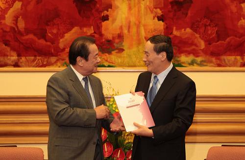 11月4日,中共中央政治局委員、國(guó)務(wù)院副總理王岐山在中南海會(huì)見(jiàn)由陳武雄率領(lǐng)的臺(tái)灣工業(yè)總會(huì)大陸經(jīng)貿(mào)訪問(wèn)團(tuán)。陳武雄向王岐山呈交“對(duì)大陸投資經(jīng)營(yíng)環(huán)境之建言”。新華社記者 邢廣利 攝