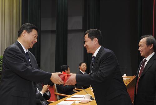 11月5日,中共中央政治局常委、中央書記處書記、中央黨校校長習(xí)近平出席中央黨校2010年秋季學(xué)期第一批進(jìn)修班暨專題研討班畢業(yè)典禮,并為學(xué)員頒發(fā)畢業(yè)證書。新華社記者 饒愛民 攝