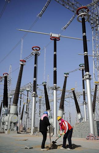 11月5日,工人在華電寧夏靈武發(fā)電有限公司二期工程現(xiàn)場施工。近日,華電寧夏靈武發(fā)電有限公司二期工程兩臺100萬千瓦超超臨界空冷發(fā)電機組工程建設(shè)進(jìn)入沖刺階段,3號機組預(yù)計將于2010年年底投產(chǎn)發(fā)電。該項目作為具有我國獨立知識產(chǎn)權(quán)的首臺百萬千瓦空冷機組,設(shè)計發(fā)電煤耗為每千瓦282克,年可節(jié)約標(biāo)準(zhǔn)煤40余萬噸。與濕冷機組相比,節(jié)水率可達(dá)70%,年節(jié)水量達(dá)2400萬噸,對于建設(shè)寧夏“西電東送”火電基地,確保我國富煤、貧水地區(qū)電力工業(yè)的可持續(xù)發(fā)展具有重要的意義。新華社記者 王鵬 攝