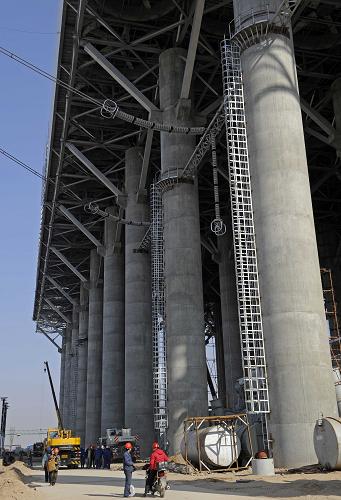 華電寧夏靈武發(fā)電有限公司二期工程百萬千瓦空冷機組施工現(xiàn)場(11月5日攝)。新華社記者 王鵬 攝