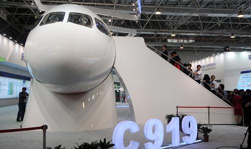 國(guó)產(chǎn)C919大型客機(jī)獲得100架啟動(dòng)訂單。11月16日,參觀者排隊(duì)參觀C919客機(jī)展示樣機(jī)。當(dāng)日上午,中國(guó)商用飛機(jī)有限責(zé)任公司在珠海航展與國(guó)航、東航、南航、海航等6家中外企業(yè),簽署我國(guó)擁有自主知識(shí)產(chǎn)權(quán)的國(guó)產(chǎn)C919客機(jī)啟動(dòng)用戶協(xié)議,中國(guó)商飛公司獲得100架C919大型客機(jī)啟動(dòng)訂單。這標(biāo)志著國(guó)產(chǎn)C919大型客機(jī)已經(jīng)確認(rèn)了首批客戶和訂單。新華社記者 王建華 攝
