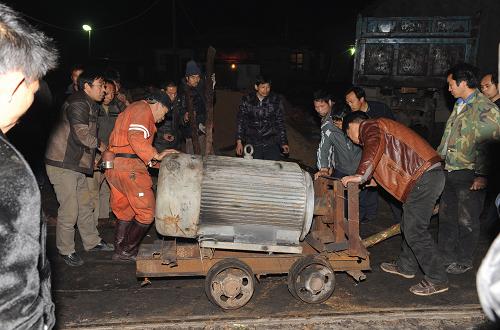 12月1日,工作人員在湘潭縣云湖橋鎮(zhèn)億德煤礦透水事故救援現(xiàn)場搬運設備。11月30日23時40分許,湖南湘潭縣云湖橋鎮(zhèn)億德煤礦突發(fā)透水事故,至少有7人被困井下。目前湘潭市、湘潭縣兩級政府正組織力量全力搶險和搜救。在事故礦井井口附近,燈火通明,救援指揮部已經組織安裝了多臺水泵,全力排水救人。新華社記者 龍弘濤 攝