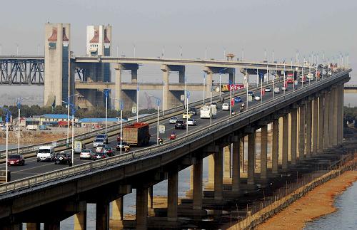 1月31日,車輛行駛在江西九江長江大橋公路橋上。 九江長江大橋公路橋管理局近日決定,為了加快節(jié)日期間車輛通行大橋的速度,在2月2日(農(nóng)歷大年三十)零時至2月4日(農(nóng)歷大年初二)12時的60個小時內(nèi),對所有通行九江長江大橋公路橋的車輛取消收費。 新華社發(fā)(胡國林 攝)