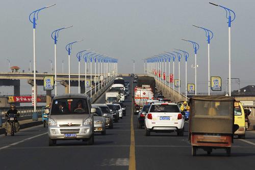 1月31日,車輛行駛在江西九江長江大橋公路橋上。 新華社發(fā)(胡國林 攝)