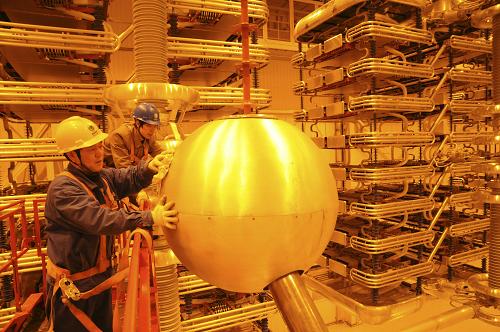 2月9日,湖北省輸變電工程公司電氣安裝員對500千伏團(tuán)林換流站極二閥廳設(shè)備做最后檢查和清灰工作。 新華社發(fā)(鄒小民 攝)