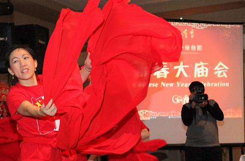 2月13日,在加拿大首都渥太華舉行的春節(jié)大廟會(huì)上,演員正在表演舞蹈。 當(dāng)日,渥太華的中華會(huì)館在杜登大廈舉辦春節(jié)大廟會(huì)。人們參加廟會(huì)中的各種活動(dòng),沉浸在新年的喜慶氣氛之中。 新華社記者張大成攝