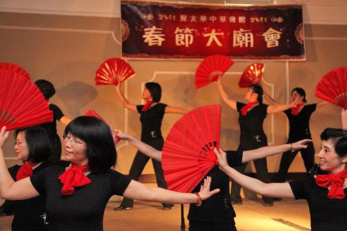 2月13日,在加拿大首都渥太華舉行的春節(jié)大廟會(huì)上,演員正在表演舞蹈。新華社記者張大成攝