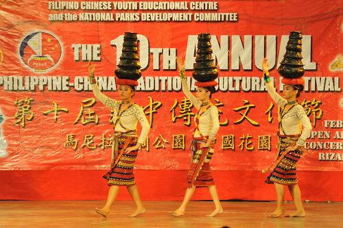 2月20日,在菲律賓首都馬尼拉,舞蹈演員在第十屆“菲中傳統(tǒng)文化節(jié)”上表演菲律賓民族舞蹈。新華社記者 譚衛(wèi)兵 攝