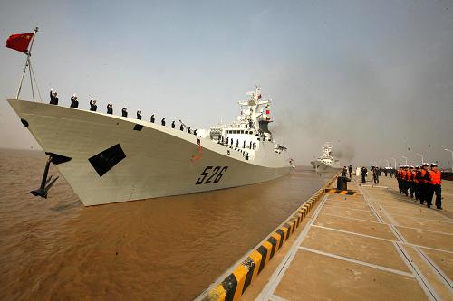 2月21日,“溫州”艦和“馬鞍山”艦在浙江舟山解纜起航。新華社發(fā)(胡社友 攝)