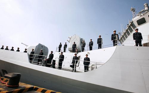 2月21日,護(hù)航艦上的官兵們整裝待發(fā)。新華社發(fā)(胡社友 攝)