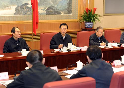 鑒于近日利比亞安全形勢(shì)發(fā)生重大變化,黨中央、國(guó)務(wù)院十分關(guān)心我駐利人員安全,胡錦濤總書(shū)記、溫家寶總理作出重要指示和批示,要求有關(guān)方面迅即采取切實(shí)有效措施,全力保障我駐利人員生命財(cái)產(chǎn)安全。國(guó)務(wù)院決定成立應(yīng)急指揮部,負(fù)責(zé)組織協(xié)調(diào)我駐利人員撤離及有關(guān)安全保障工作,由張德江副總理?yè)?dān)任總指揮,戴秉國(guó)國(guó)務(wù)委員協(xié)助。 2月22日早,張德江緊急召開(kāi)應(yīng)急指揮部全體會(huì)議,研究部署貫徹落實(shí)胡錦濤總書(shū)記、溫家寶總理等中央領(lǐng)導(dǎo)同志重要指示精神的具體措施。 新華社記者 李濤 攝