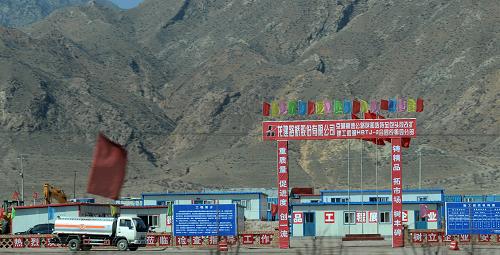 3月31日,施工車輛行駛在京藏高速內(nèi)蒙古自治區(qū)呼和浩特至包頭段拓寬擴能工程現(xiàn)場。新華社記者張領(lǐng)攝