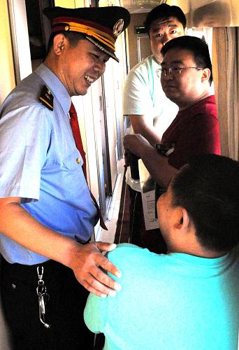 京藏車隊(duì)八組白班列車長谷興富在北京開往拉薩的T27次列車上向旅客征求意見(7月18日攝)。 自2006年7月1日開通運(yùn)營到2011年7月18日,5年來,北京鐵路客運(yùn)段京藏車隊(duì)已運(yùn)送旅客525萬多人次,從未發(fā)生一起涉及安全和服務(wù)的旅客投訴事件。京藏車隊(duì)15個(gè)班組、500多名乘務(wù)人員提出了“缺氧不缺精神”的理念,以挑戰(zhàn)極限、勇創(chuàng)一流的工作標(biāo)準(zhǔn)為廣大旅客服務(wù),先后推出了漢、藏、英三種語言服務(wù),10多種藏、回菜肴以及介紹高原風(fēng)光等方面的13項(xiàng)優(yōu)質(zhì)服務(wù),被中外旅客稱為青藏高原最美麗的“天路彩虹”。 新華社記者 唐召明 攝