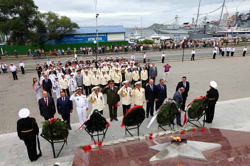 7月31日,在俄羅斯符拉迪沃斯托克舉行的俄羅斯海軍成立315周年慶典活動(dòng)上,中國(guó)海軍訓(xùn)練艦編隊(duì)指揮員田中等向“太平洋艦隊(duì)?wèi)?zhàn)斗榮譽(yù)”紀(jì)念建筑群敬獻(xiàn)花圈。 正在當(dāng)?shù)剡M(jìn)行友好訪問(wèn)的中國(guó)海軍訓(xùn)練艦編隊(duì)官兵參加了當(dāng)天的慶典活動(dòng)。 新華社記者查春明攝