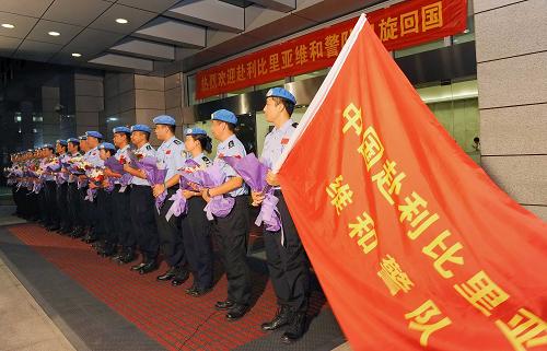 8月1日晚,從利比里亞完成任務(wù)歸國的中國維和警察在杭州蕭山國際機場受到熱烈歡迎。新華社發(fā)(袁云 攝)