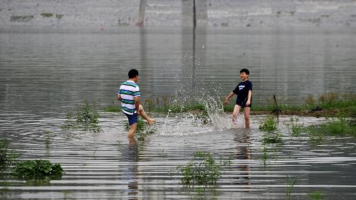 8月7日,人們在位于三峽大壩附近的湖北省秭歸縣木魚島水塘中戲水。新華社發(fā)(鄭家裕 攝)