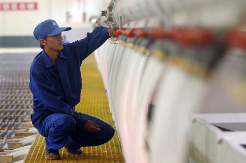 8月7日,寧夏天元錳業(yè)公司的工人正在電解車間內(nèi)檢查設(shè)備閥門。 近年來(lái),通過(guò)工藝改造、設(shè)備更新和源頭管控等措施,寧夏回族自治區(qū)大力推進(jìn)電解錳產(chǎn)業(yè)的節(jié)能降耗。目前,電解錳行業(yè)污染整治成果初步顯現(xiàn),企業(yè)實(shí)現(xiàn)了環(huán)境綜合整治,減少排污,改善了周邊生態(tài)環(huán)境和地表水質(zhì)量,并有效提高清潔生產(chǎn)水平,增加了經(jīng)濟(jì)效益。每噸電解錳電耗由每小時(shí)8000KW降至6500KW,噸產(chǎn)品工藝用水由原來(lái)的25-30噸降到3-5噸,每噸電解錳直接生產(chǎn)成本下降1000元左右。 新華社記者 彭昭之 攝