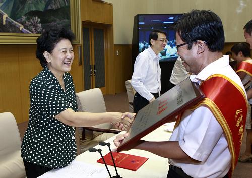 8月30日,中共中央政治局委員、國務(wù)委員劉延?xùn)|出席全民科學(xué)素質(zhì)行動(dòng)實(shí)施工作電視電話會(huì)議并講話。這是劉延?xùn)|為“十一五”時(shí)期全民科學(xué)素質(zhì)行動(dòng)實(shí)施工作先進(jìn)集體代表頒獎(jiǎng)。 新華社記者 龐興雷 攝
