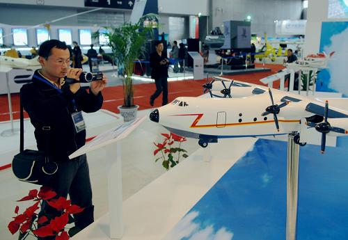 10月13日,航空愛好者在航空設(shè)備器材展中航工業(yè)通飛展區(qū)拍攝蛟龍600水陸兩棲飛機(jī)模型。 當(dāng)日,中國(guó)國(guó)際通用航空大會(huì)航空設(shè)備器材展在西安綠地筆克會(huì)展中心開展。此次展覽主要展示了實(shí)用輕型機(jī)、直升機(jī)、航空設(shè)備器材及相關(guān)產(chǎn)品,吸引了廣大航空愛好者和商家的廣泛關(guān)注。 新華社記者 李一博 攝