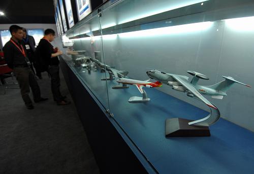 10月13日,航空愛好者在航空設(shè)備器材展上了解航空設(shè)備。新華社記者 李一博 攝
