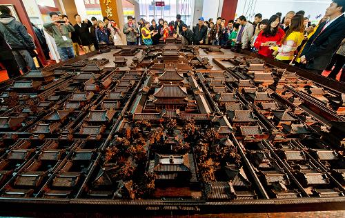 11月10日,展覽會(huì)上展出的傳統(tǒng)工藝制作的木雕作品《故宮》吸引了眾多觀眾。 當(dāng)日,第六屆中國(guó)北京國(guó)際文化創(chuàng)意產(chǎn)業(yè)博覽會(huì)展覽會(huì)開幕。此次展會(huì)主展場(chǎng)設(shè)在中國(guó)國(guó)際展覽中心,總面積5.5萬平方米,分為17個(gè)主題展區(qū)。來自中國(guó)、美國(guó)、英國(guó)、意大利、德國(guó)等10多個(gè)國(guó)家和地區(qū)的1780家展商參展。 新華社記者 張宇 攝